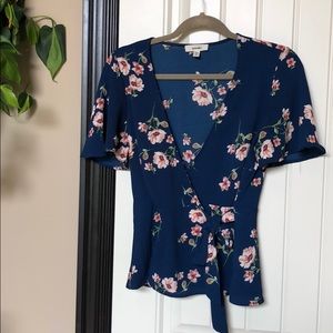 Floral tie front blouse like new size medium